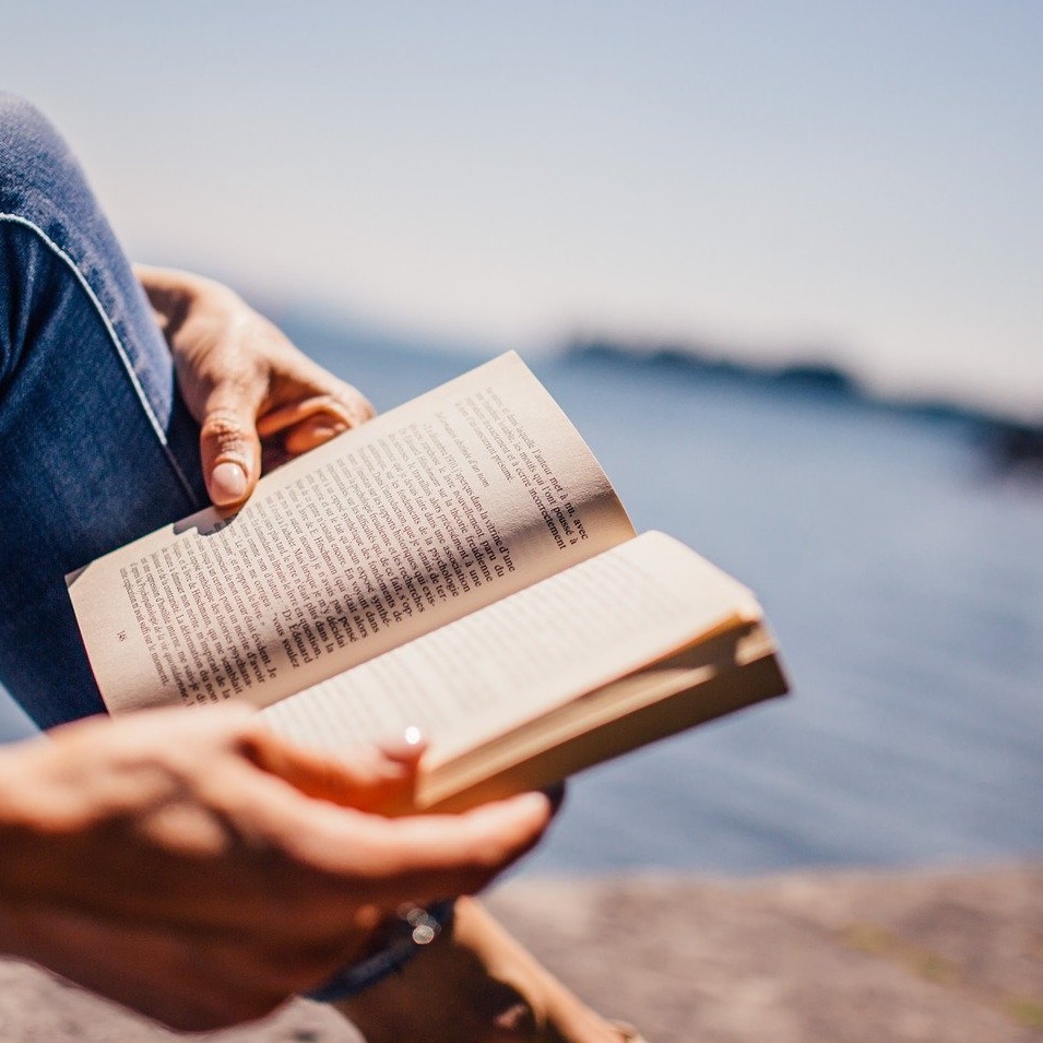 reading-925589_1920