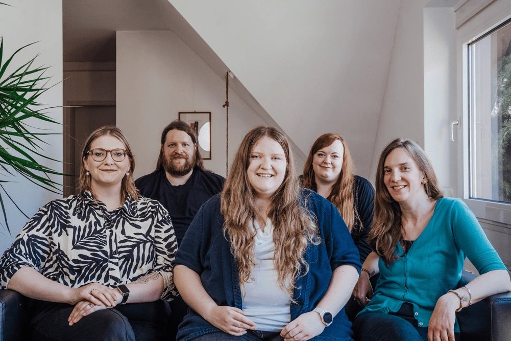 gruppenfoto-team Das Team von Kia Kahawa Verlagsdienstleistungen.