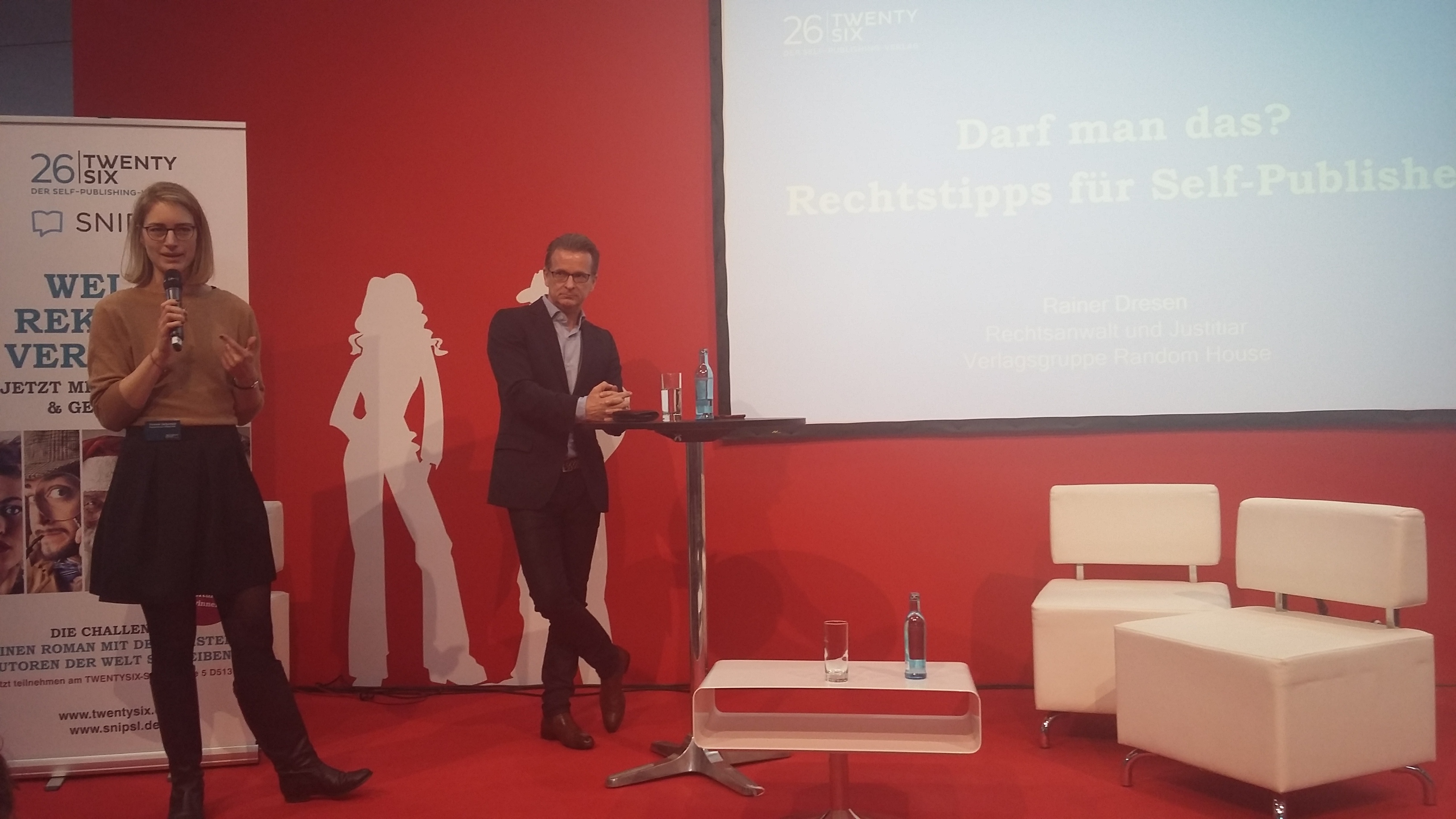 Darf man das - Präsentation von Rainer Dresen auf der Leipziger Buchmesse 2018 - man sieht auf der linken Seite die Moderatorin und in der Mitte den Rechtsanwalt an einem Stehtisch stehen