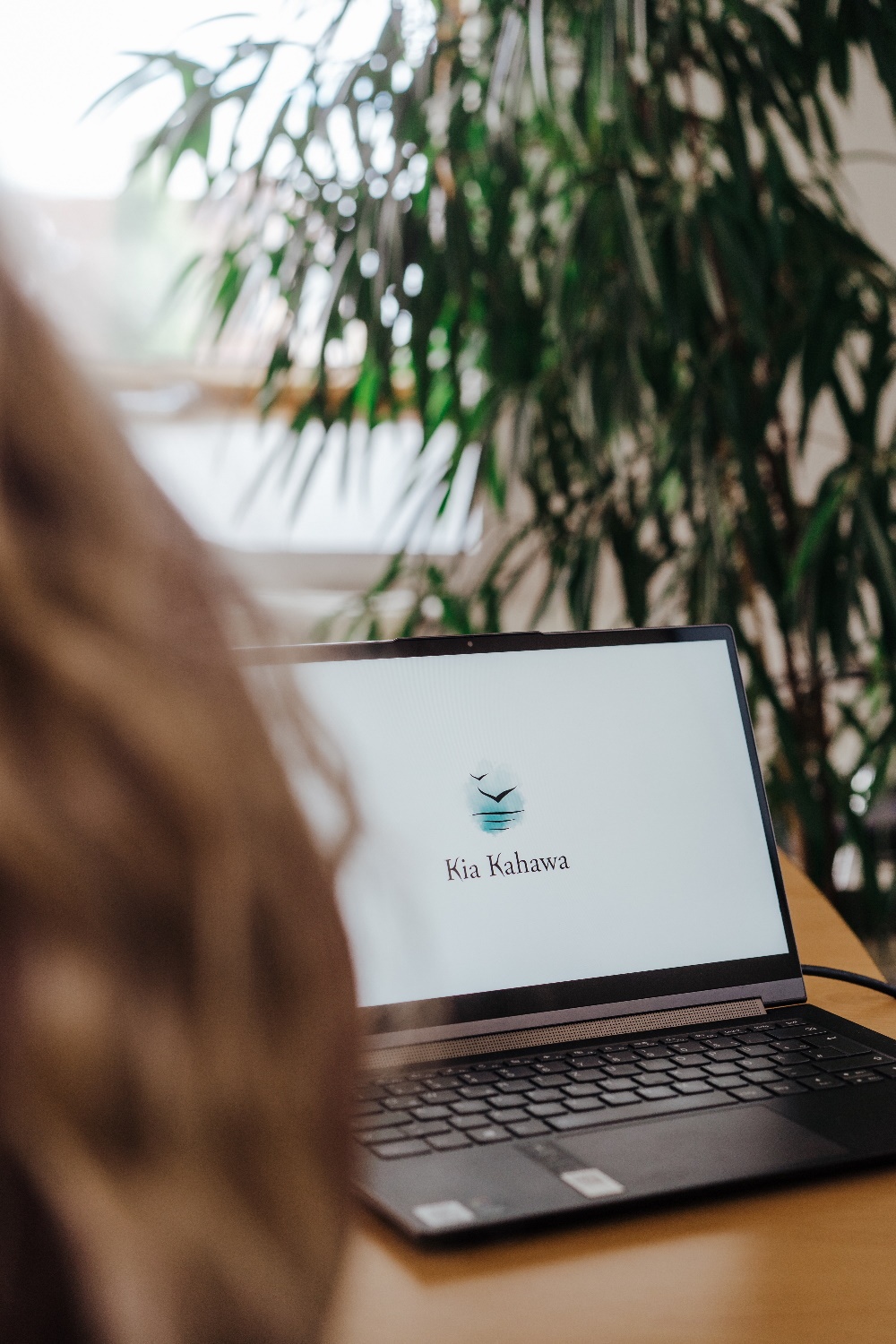 Hochkant-Foto mit dem Team von Kia Kahawa Verlagsdienstleistungen: Marcel, Anke, Kia, Christian und Bente stehen auf einer Treppe, Fotografie von oben.