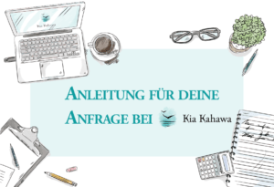 Der Text "Anleitung für deine Anfrage bei Kia Kahawa" steht auf hellblauem Grund. Um den Text herum sind verschiedene Utensilien zu sehen, die man auf einem Schreibtisch findet. Unter anderem eine Laptop, eine Kaffetasse und ein Notizblock.