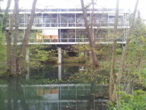 In grüner Umgebung: Der Rowohlt-Verlag vom Wanderweg aus gesehen 