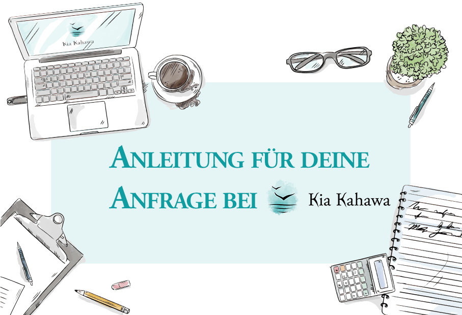 Der Text "Anleitung für deine Anfrage bei Kia Kahawa" steht auf hellblauem Grund. Um den Text herum sind verschiedene Utensilien zu sehen, die man auf einem Schreibtisch findet. Unter anderem eine Laptop, eine Kaffetasse und ein Notizblock.